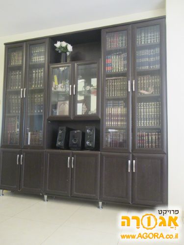 ארון עם ויטרינה