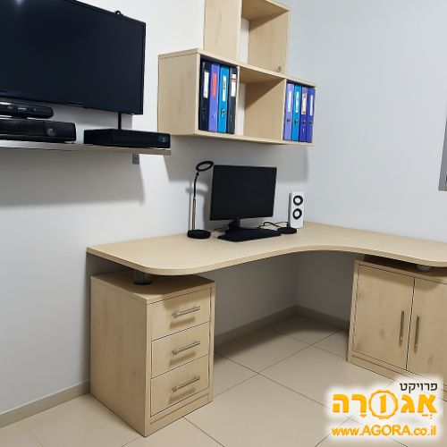 שולחן כתיבה,כוננית וכוורת