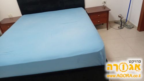 מיטה זוגית ושתי שידות