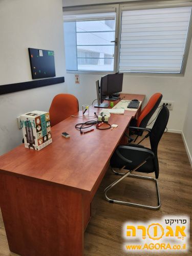 שולחנות משרדיים