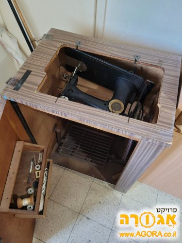 מכונת תפירה עתיקה
