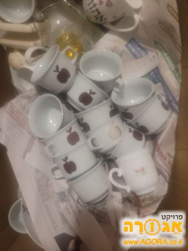 כוסות קפה וצלחות
