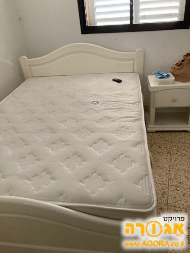 מיטה זוגית עם מזרן ושתי שידות