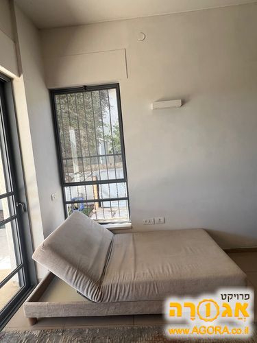 מיטה עם ארגז מצעים