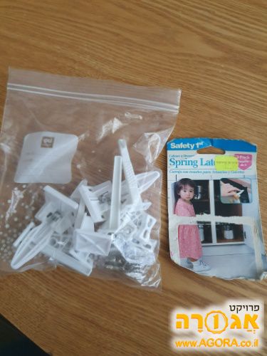 מתקן למניעת פתיחת דלת ארון ע"י תינוק