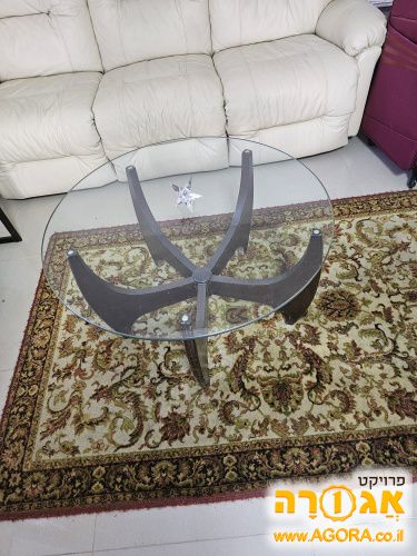 שולחן עגול ושטיח