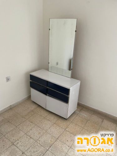 כוננית עם מראה