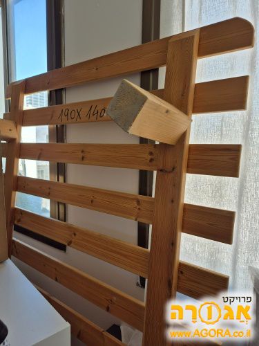 בסיס מיטה מעץ במצב טוב 190 × 140