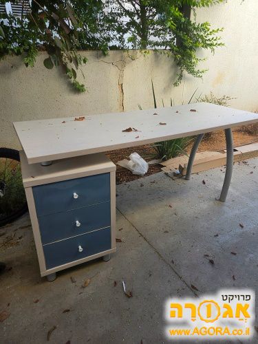 שולחן כתיבה וכוננית