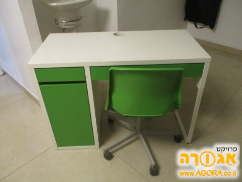 כוננית וכסא מסתובב