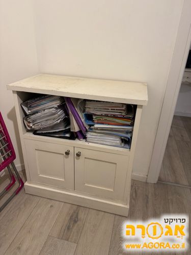 שידה בצבע שמנת מעץ מלא