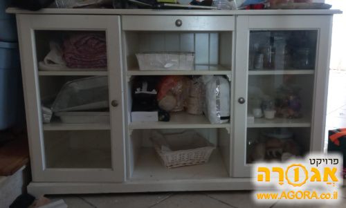 שידה במצב טוב פגום מעט למעלה