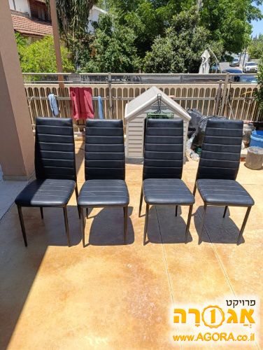 ארבעה כיסאות שחורים