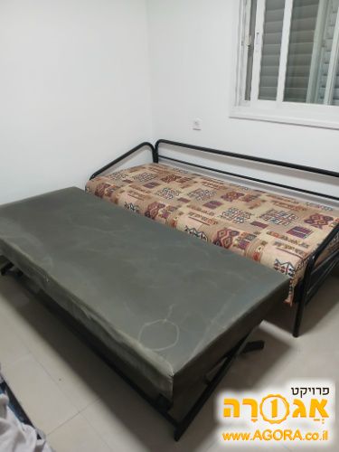 מיטה עם מיטה נוספת נפתחת
