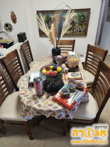 פינת אוכל עם 6 כסאות
