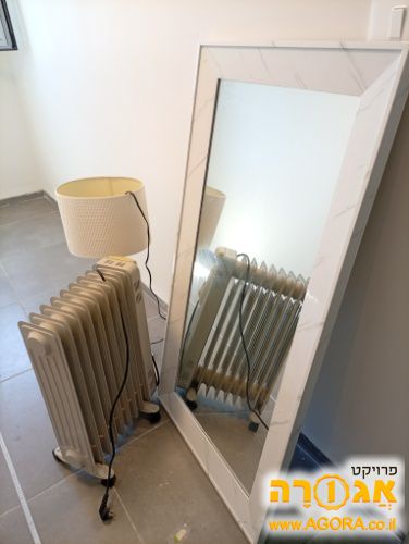 רדיאטור, מראת גוף, מנורה עומדת