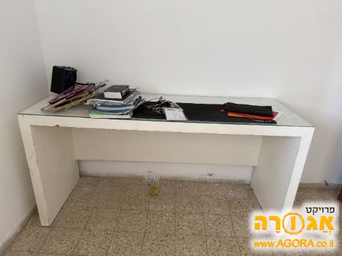 שולחן כתיבה ומגירות