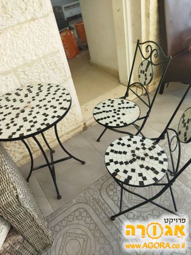 שולחן עגול למרפסת עם שתי כיסאות אריחי מו