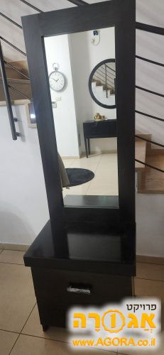 כוננית עם מראה