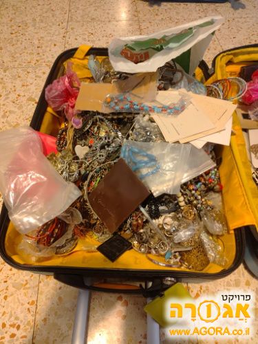 מזוודות עם כל מיני תכשיטים