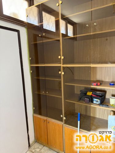 שתי ספריות ויטרינה ספרים יפים