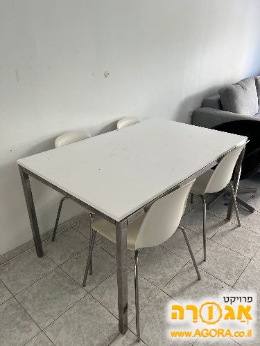 שולחן אוכל וארבעה כסאות