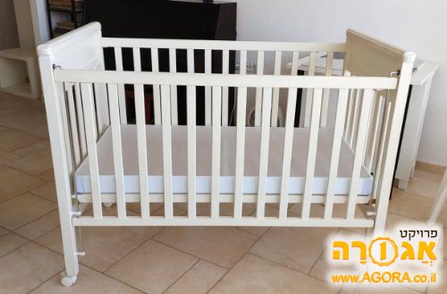 מיטת תינוק (מעקה עולה ויורד)