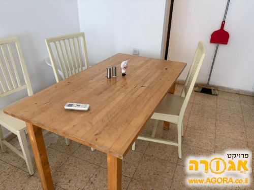 שולחן אוכל וכיסאות