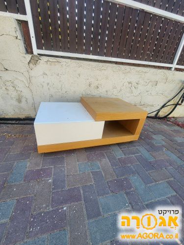 שולחן סלון עם מגירה