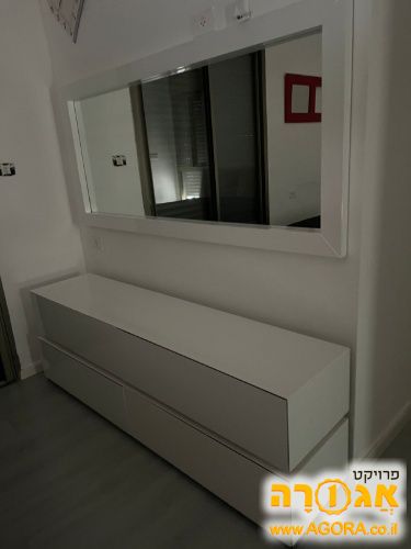 שידה ומראה לחדר שינה