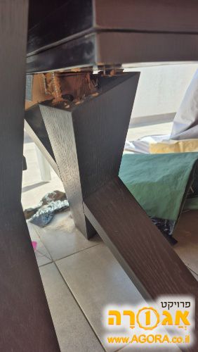 שולחן אוכל נפתח ל-5 מטר דורש שיפוץ