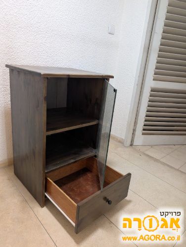 שידה עם מגירה ודלת זכוכית