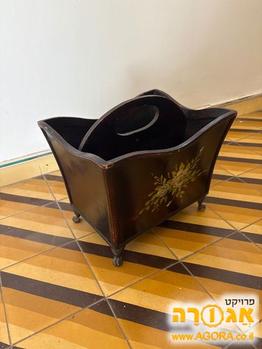 פריט אחסון וינטג' קטן לעיתונים/שמיכות