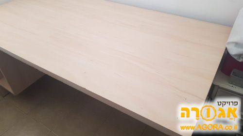 שולחן כתיבה גדול שיוצר ע"י נגר