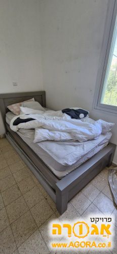 מיטה עם מיטת חבר