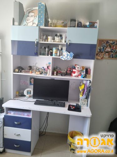 מכתבייה עם כוורת מובנית