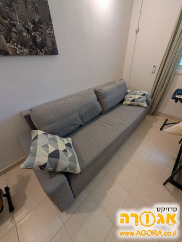ספה נפתחת תלת מושבית