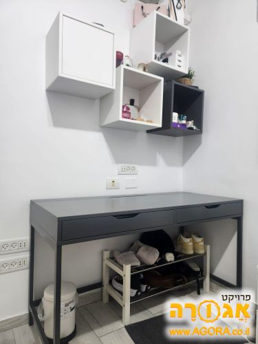 שולחן כתיבה וקוביות איקאה