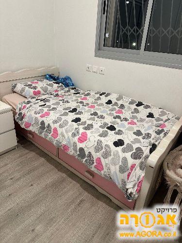 מיטה נוער של עץ מלא