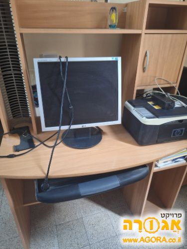 שולחן מחשב ומסך (המדפסת נמסרה)