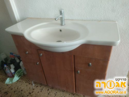 ארון לאמבטיה עם כיור