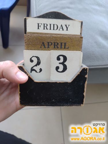לוח שנה ידני מעץ
