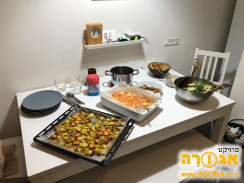 שולחן אוכל עם שני כסאות