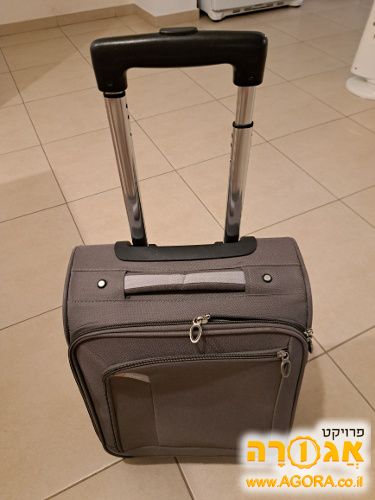 מזוודת טרולי קטנה