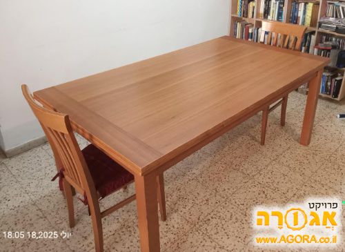 שולחן פינת אוכל וכסאות