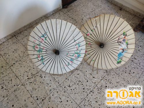 זוג שימשיות סיניות בנות חמישים שנה