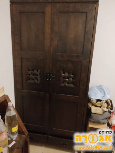ארון עץ מלא