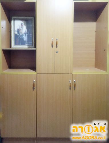 ארון ספרים משולב ארון קודש