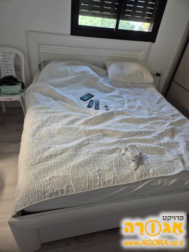 מיטה זוגית לבנה