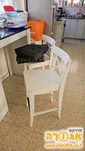 שולחן בר + 2 כסאות עץ גבוהים